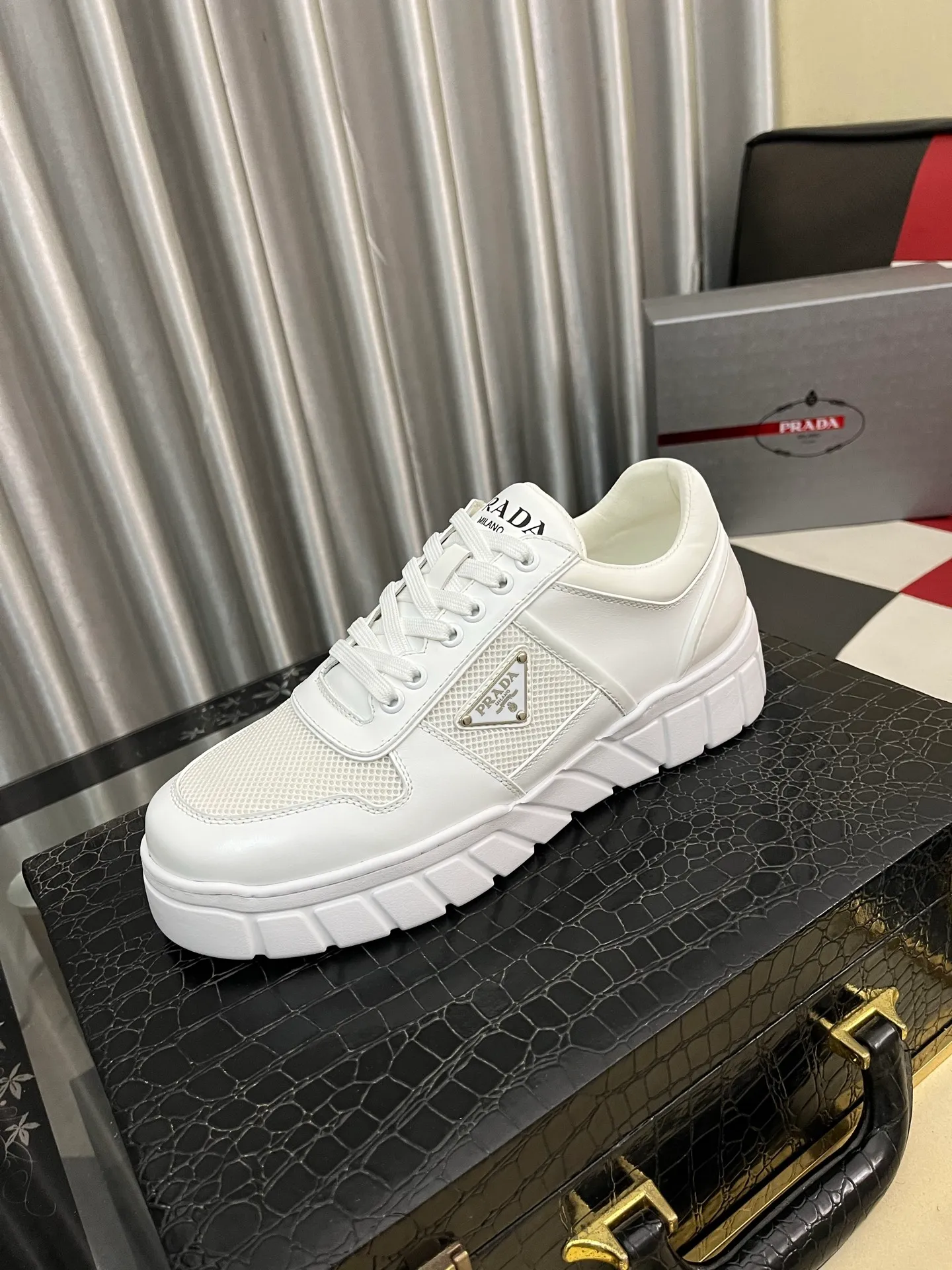 Men's shoes 💰: 560⌚⌚ high version. High-quality new PRADA counters are launched simultaneously. The new men's shoes and 😘 fabrics are selected from first-layer cowhide. Lining: Imported cowhide leather lining. 👍🏿High-end☄️Open-molded non-slip rubber outsole, exquisite lines, simple and elegant, comfortable and high-end for leisure travel. Number of yards: 38 to 44. (Can be customized for 45 non-refundable)